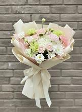 Букет цветов из:  Гвоздики, Розы, Лизиантусы и Хризантемы #REPLACE_PRED# Петровское